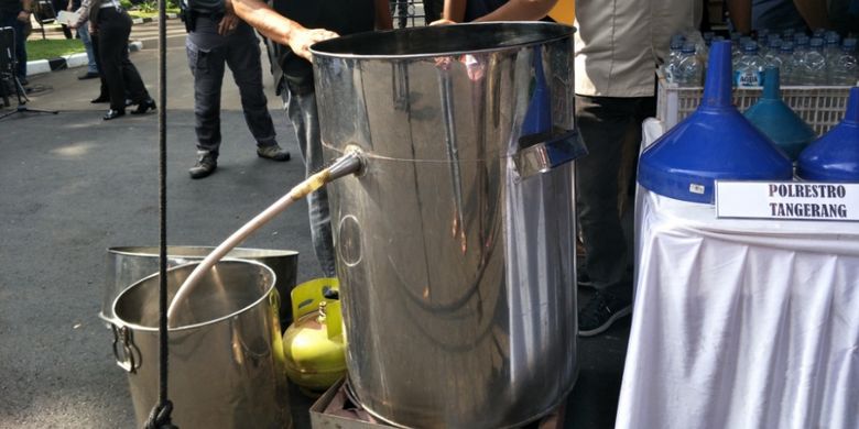 Alat fermentasi miras oplosan saat dipamerkan di Mapolda Metro Jaya, Jumat (20/4/2018).