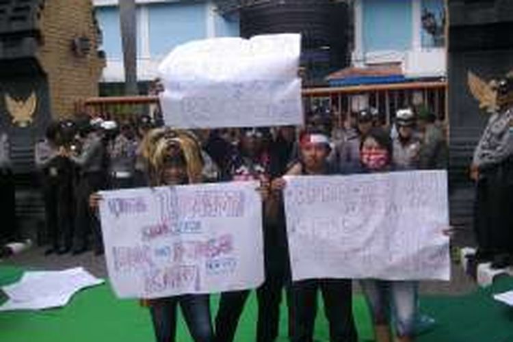Warga RW 05 Semampir Kota Kediri, Jawa Timur, saat unjuk rasa di kantor DPRD setempat guna menentang penggusuran rumah mereka oleh pemerintah, Senin (5/12/2016). (KOMPAS.com/ M.Agus Fauzul Hakim).