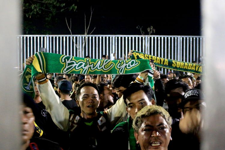Puluhan bonek nyanyi bersama usai melakukan aksi kepada manajemen setelah laga tunda pekan ke-18 melawan Persis Solo yang berakhir dengan skor 1-1 di luar Stadion Gelora Bung Tomo Surabaya, Jawa Timur, Rabu (13/12/2023) malam.