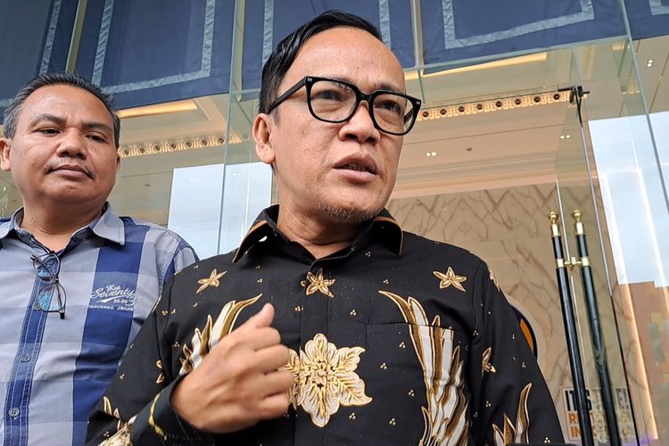 Ketua Umum Jokowi Mania (Joman) yang juga pendiri Ganjar Pranowo (GP) Mania, Immanuel Ebenezer memberikan keterangan pers sesuai bertemu pengurus Partai Nasdem di Nasdem Tower, Gondangdia, Jakarta, Selasa (14/2/2023).