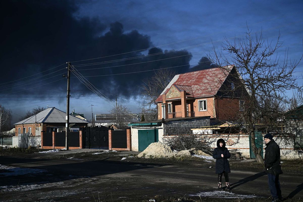 Asap hitam mengepul dari bandara militer di Chuguyev dekat Kharkiv, Ukraina, Kamis (24/2/2022). Presiden Rusia Vladimir Putin telah mengumumkan operasi militer skala penuh di Ukraina pada Kamis pagi, memberitahu pasukan Ukraina untuk meletakkan senjata mereka dan memperingatkan setiap pasukan yang mengganggu akan menghadapi konsekuensinya.