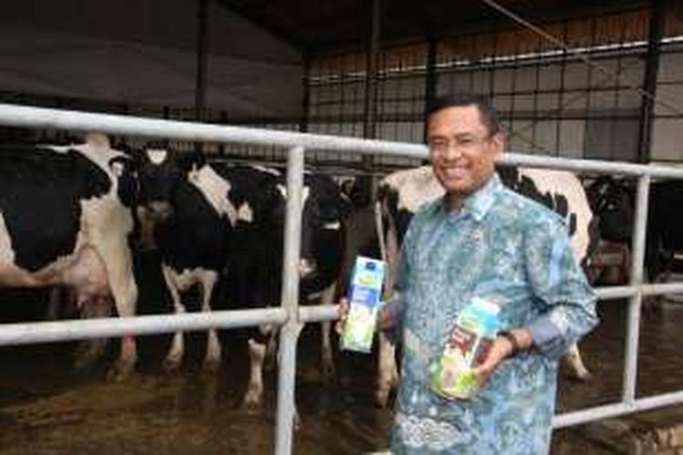 Menteri Perindustrian Saleh Husin menunjukkan produk susu yang dihasilkan PT Greenfields Indonesia di depan peternakan sapi perah milik PT Greenfields Indonesia, anak usaha Japfa Group, di komplek peternakan sapi dan pabrik pengolahan milik perseroan di kawasan Gunung Kawi, Kabupaten Malang, Jawa Timur, Jumat, 27 Mei 2016