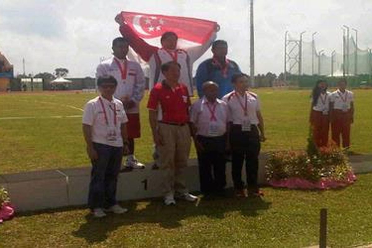 Atlet lempar cakram Hermanto (berdiri di panggung paling kiri) meraih medali perak di SEA Games 2011, Palembang, Sabtu (12/11/2011).