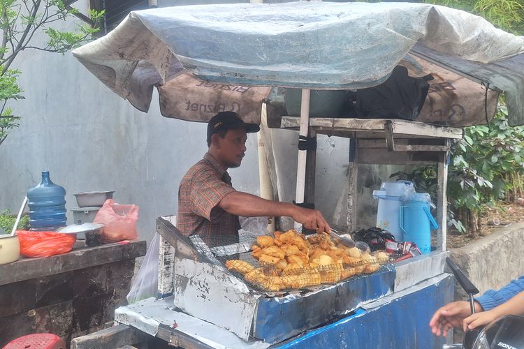 Pahitnya Kisah Pedagang Jakarta di Balik Gorengan yang Terbuang...