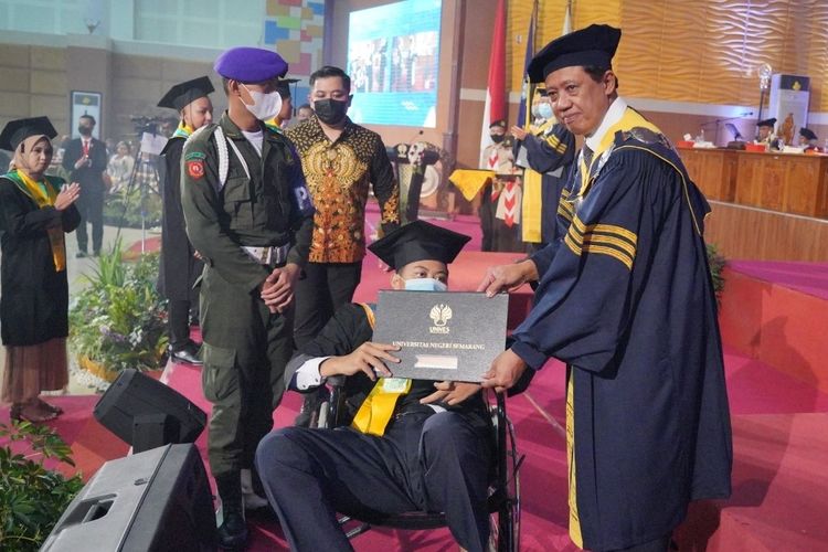 Salah satu mahasiswa disabilitas Universitas Negeri Semarang (Unnes) saat menerima ijazah kelulusan. Hal ini menjadi komitmen Unnes sebagai kampus ramah disabilitas.