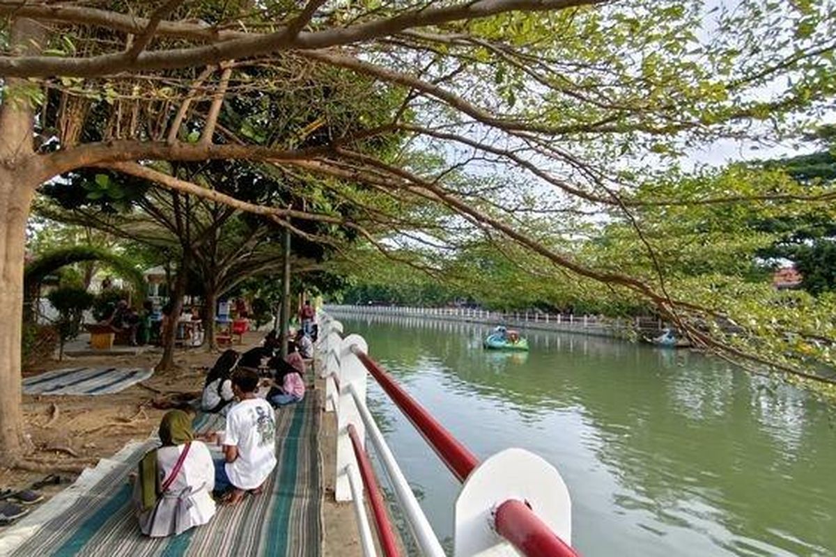 Taman Cimanuk adalah salah satu tempat wisata favorit di Indramuyu, Jawa Barat. 