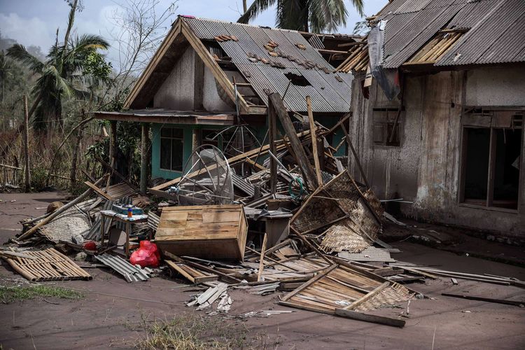 Dampak kerusakan rumah warga akibat erupsi Gunung Semeru yang meluncurkan awan panas di Dusun Kajar Kuning, Desa Sumberwuluh, Lumajang, Jawa Timur, Senin (6/12/2021). Gunung Semeru yang erupsi pada Sabtu (4/12/2021), menyebabkan sedikitnya 5.205 warga terdampak, 27 orang hilang, 15 orang meninggal dunia, dan ribuan rumah rusak.