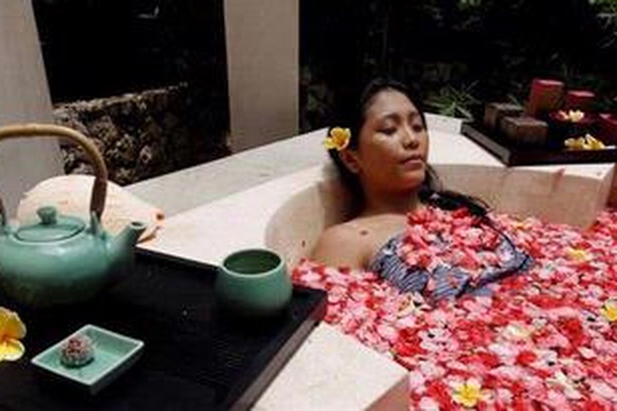Fasilitas spa di Karma Jimbaran, Bali, Sabtu (22/1/2011). Spa yang menggunakan berbagai bahan alamii ini menawarkan berbagai perawatan tubuh, salah satunya yang terkenal adalah oxygen facial. Karma Jimbaran memiliki 40 vila yang menawarkan konsep vila keluarga dengan berbagai fasilitas, seperti spa, lounge, kids club, dan gymnasium. 