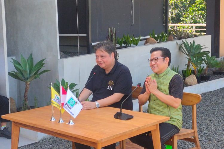 Ketua Umum Partai Golkar Airlangga Hartarto dan Ketua Umum PKB Muhaimin Iskandar saat konferensi pers usai jalan santai dan sarapan bersama di Istora Senayan, Jakarta, Jumat (10/2/2023) pagi.