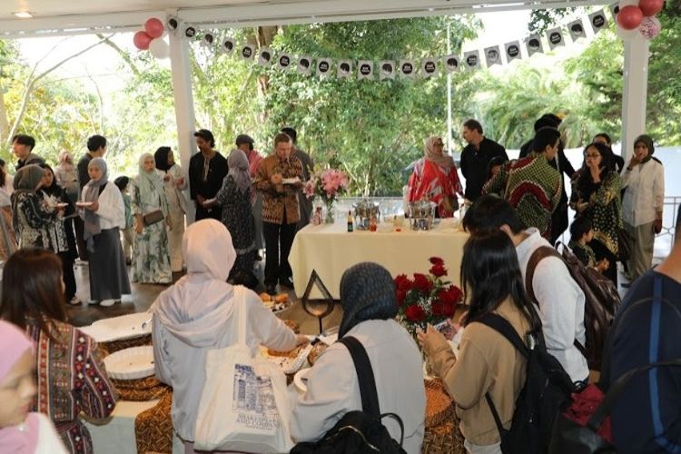 Suasana halal bihalal yang digelar Konsulat Jenderal Republik Indonesia (KJRI) Sydney dengan menyajikan hidangan kuliner khas Nusantara, Rabu (10/4/2024).