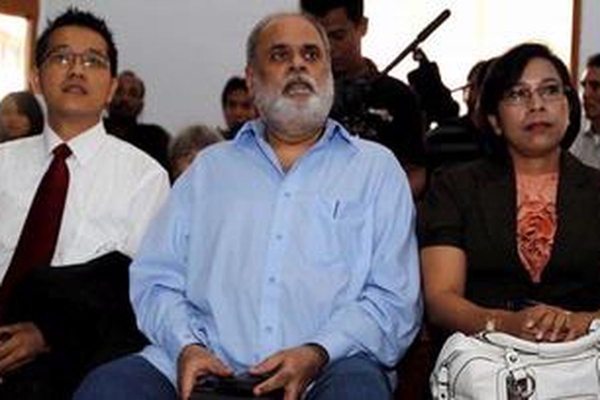 Anand Krishna (tengah) saat menjalani sidang perdana dalam kasus pelecehan seksual terhadap Tara Pradipta Laksmi di Pengadilan Negeri Jakarta Selatan, Rabu (25/8/2010) silam. 