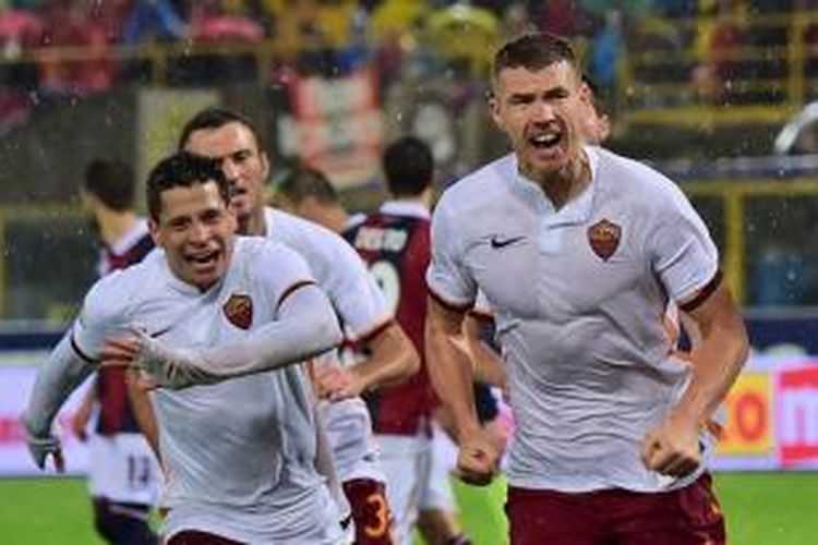 Edin Dzeko mencetak satu dari dua gol AS Roma saat bermain imbang 2-2 di kandang Bologna, Sabtu (21/11/2015). 