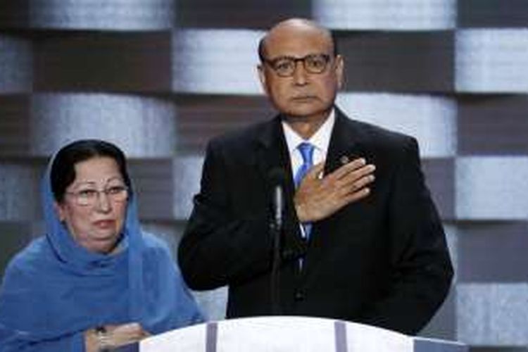 Khizr Khan (kanan) dan istrinya Ghazala Khan, orangtua tentara Muslim AS yang gugur, mengecam retorika Donald Trump dalam kampanye (28/7/2016).
