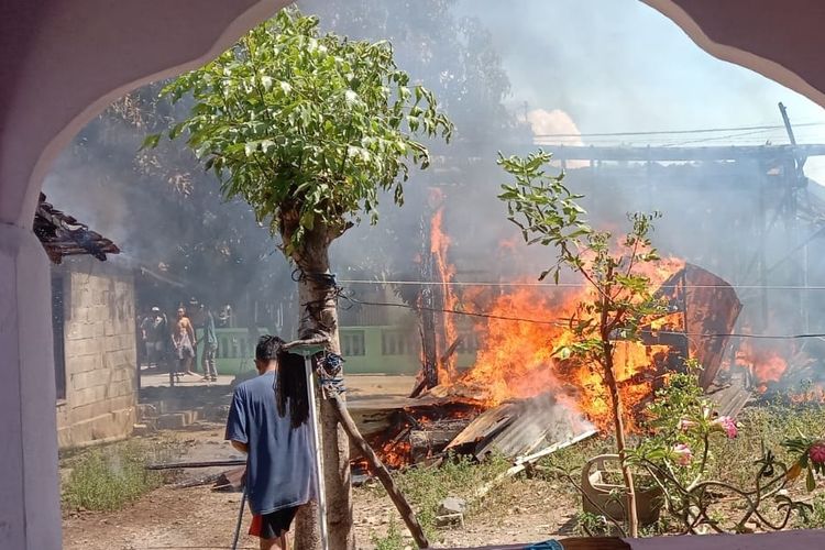 Foto: Satu rumah di Dusun Tengah RT 003 RW 003 Desa Asembagus, Kecamatan Asembagus, Kebupaten Situbondo, Provinsi Jawa Timur hangus terbakar pada Jumat (31/5/2024).