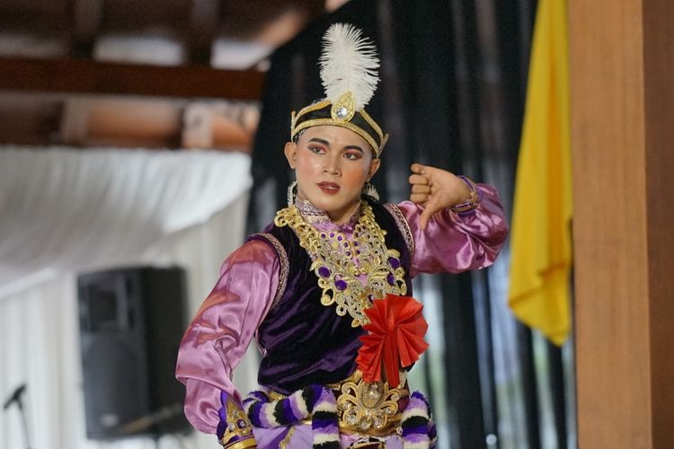 Wahyu Rahmat Dullah atau Fai, penyandang disabilitas tunarungu yang lulus D1 Jurusan Seni Tari, Akademi Komunitas Negeri (AKN) Seni dan Budaya Yogyakarta.