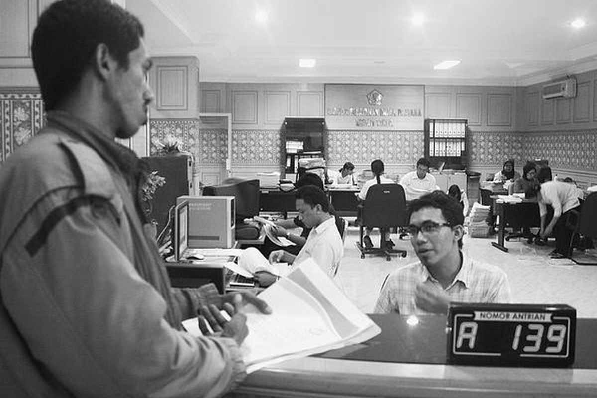 Seorang wajib pajak asal Medan mengunjungi pusat pelayanan satu atap Kantor Pelayanan Pajak Medan Timur, Selasa (30/12). Dua hari menjelang batas akhir program sunset policy, warga bergegas membereskan kewajiban pajaknya. Mereka yang telah membereskan kewajibannya selama tahun 2008 tidak akan mendapat sanksi apa pun dari pemerintah.  