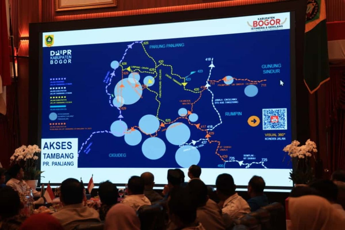 Rapat Pembahasan Penyelesaian Permasalahan Kendaraan Truk Angkutan Tambang di Kecamatan Parung Panjang, rapat dilaksanakan di Pendopo Bupati Bogor, Cibinong, Kabupaten Bogor, Jum'at (19/9/2025). Rapat dipimpin Bupati Bogor Rudy Susmanto dan dihadiri Forkopimda Bogor, baik itu Sekda Kabupaten Tangerang, Dinas Perhubungan, anggota DPRD, TNI-Polri, pihak transporter truk tambang, hingga perwakilan masyarakat.
