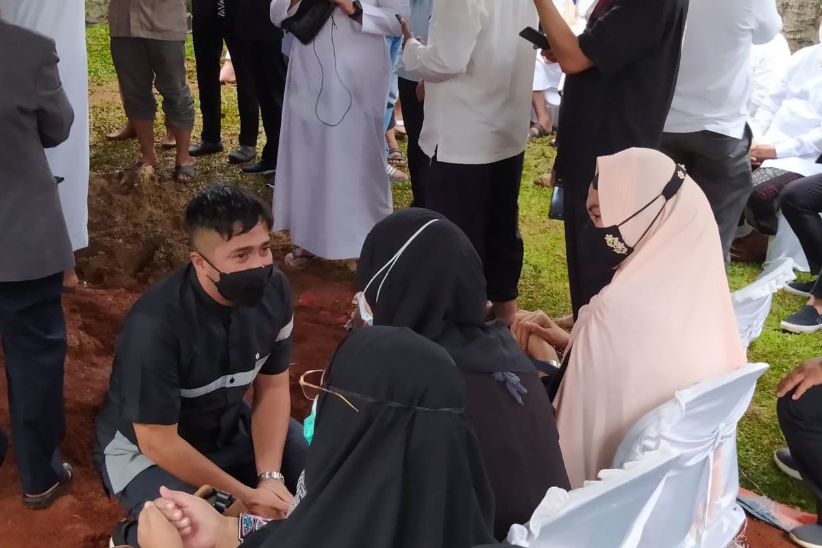 Irfan Hakim ketika menghadiri prosesi pemakanan Syekh Ali Jaber sedang berbincang dengan beberapa kerabat Syekh Ali di Pesantren Tahfidz Daarul Quran, Cipondoh, Kota Tangerang, Banten, Kamis (14/1/2021).