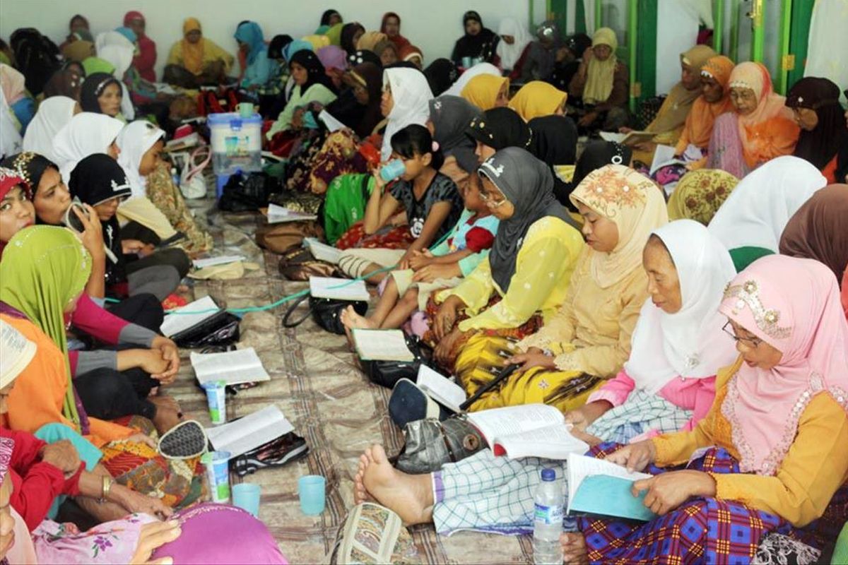 Dikili atau tradisi membaca riwayat Nabi Muhammad saat perayaan maulid nabi di Desa Bongo Kecamatan batudaa Pantai Kabupaten Gorontalo yang menggunakan bahasa Gorontalo dan Arab.