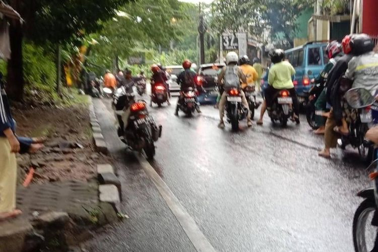 Pengendara yang melewati Jalan Gombel Lama berjatuhan karena tumpahan solar