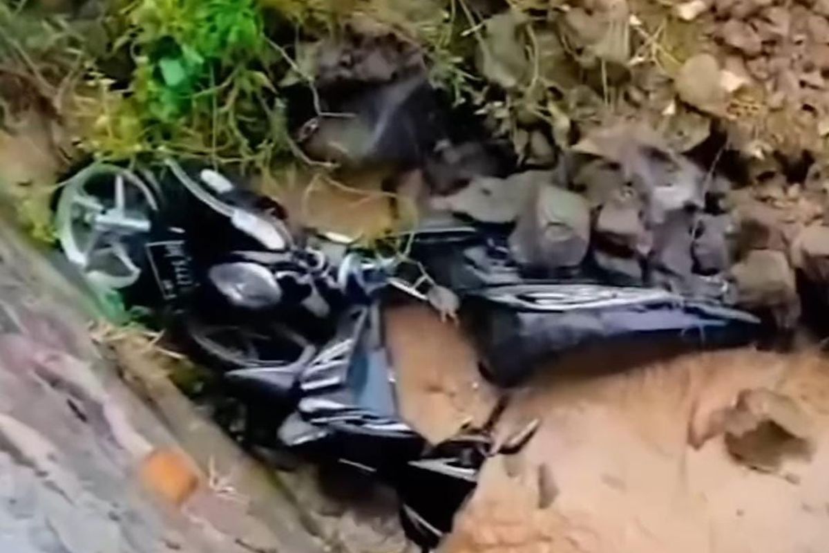 Tangkapan layar video tanah longsor menimpa kendaraan di Desa Jatiluwih, Kecamatan Penebel, Kabupaten Tabanan, Provinsi Bali. 