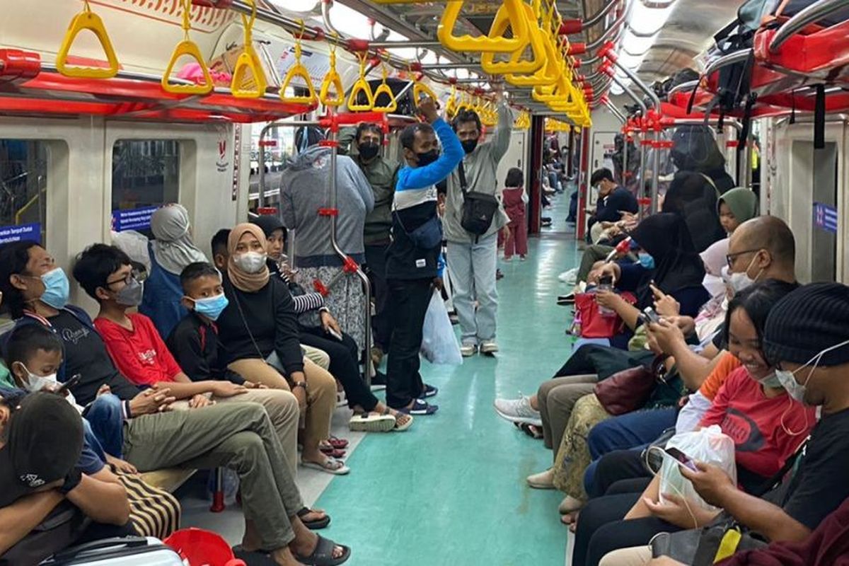 Suasana di dalam gerbong KRL Solo-Jogja. Simak jadwal KRL Solo-Jogja di bulan Januari 2024 dari Stasiun Solo Balapan dan Purwosari dengan tujuan Stasiun Yogyakarta.
