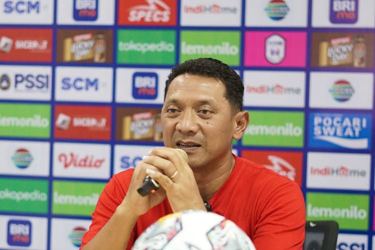 Tim pelatih Arema FC diwakili Putu Gede saat preskon usai pertandingan pekan ke-23 Liga 1 2022-2023 melawan RANS Nusantara FC yang berakhir dengan skor 1-2 di Stadion Pakansari Cibinong Bogor, Rabu (8/2/2023) malam.