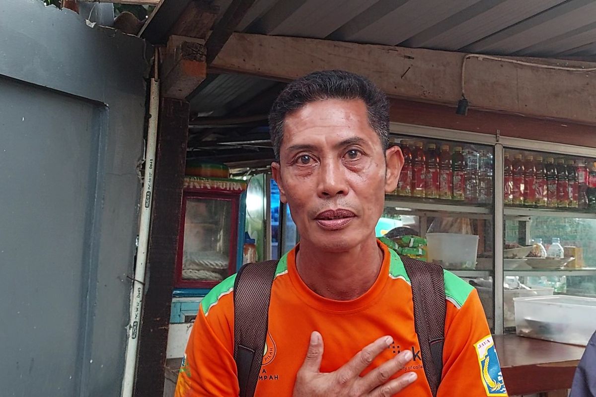 Azwar Laware (56) anggota UPK Badan Air Palmerah Jakarta Barat,  terancam menganggur akibat aturan baru PJLP di Jakarta maksimal usia 56 tahun.