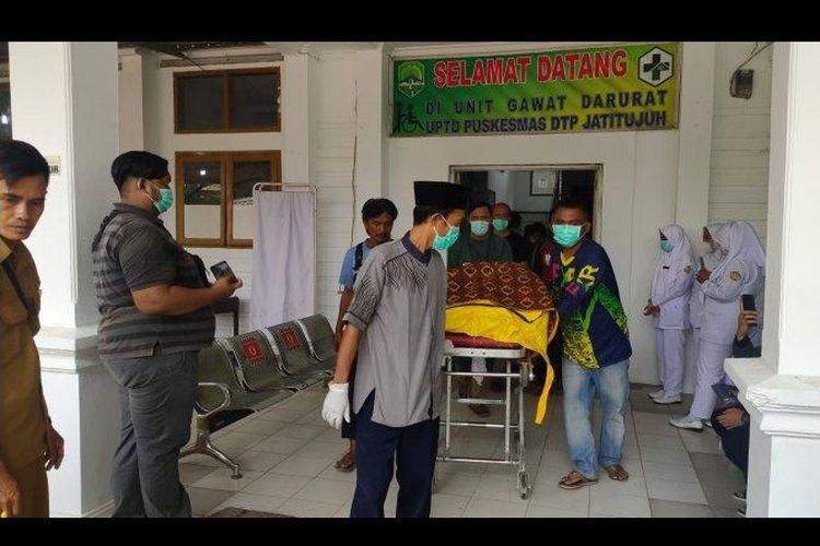 Salah satu korban tewas akibat perselisihan lahan tebu di PG Jatitujuh, perbatasan Majalengka-Indramayu, antara dua kelompok tani, Senin (4/10/2021). Saat ini, kedua korban tewas akibat bentrokan berdarah sudah dievakuasi ke Puskesmas Jatitujuh, Kabupaten Majalengka. 

