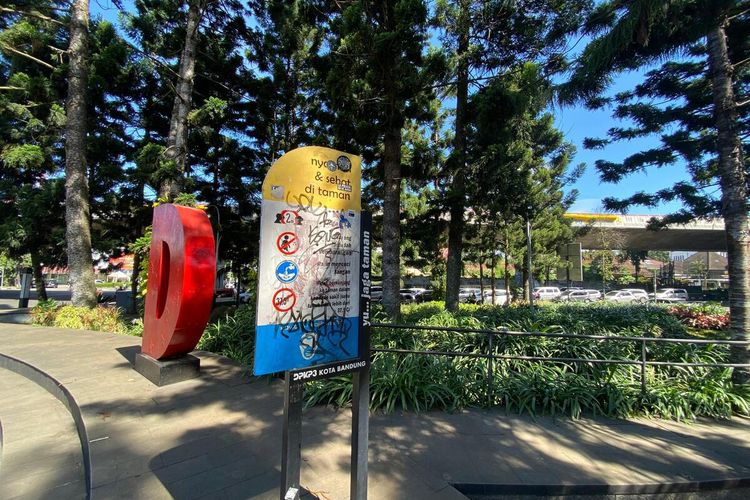 Fasilitas di taman Cikapayang yang dicorat coret seusai pawai perayaan Persib Juara, Minggu (25/5/2025).