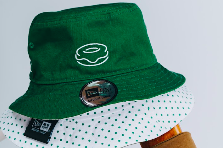 Koleksi topi hasil kolaborasi New Era dan Krispy Kreme