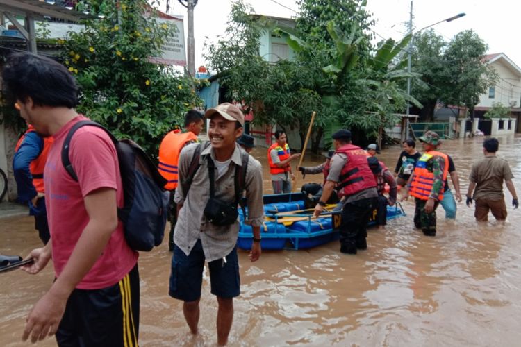 Beberapa warga Kelurahan Cipinang Melayu, Kecamatan Makasar yang baru dievakuasi, Jakarta, Selasa (25/2/2020).