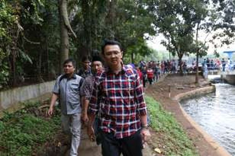 Bakal Calon Gubernur DKI Jakarta Basuki Tjahaja Purnama (Ahok) saat berkunjung ke kawasan Setu Babakan, Kelurahan Srengseng Sawah, Jakarta Selatan, Senin (31/10/2016). Kedatangan Ahok  dalam rangka berdiskusi mengenai normalisasi sungai Di sejumlah kawasan Jakarta Selatan.