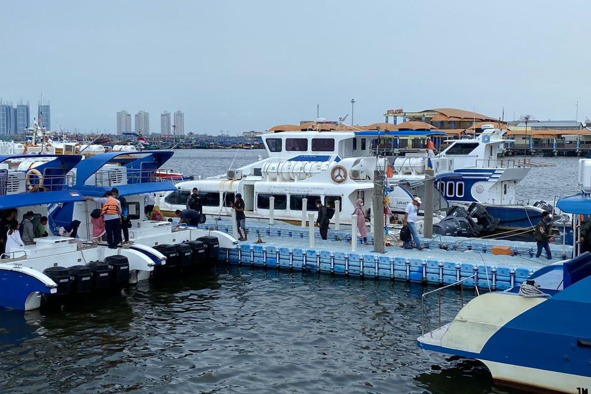 Suasana Pelabuhan Muara Angke, Jakarta Utara saat menurunkan penumpang  pada Selasa (4/10/2022) sore. Para penumpang datang dari Kepulauan Seribu, dan tiba di pelabuhan yang baru rampung direvitalisasi tersebut.  