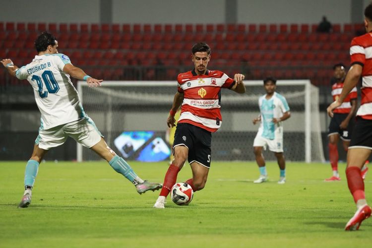 Gelandang Madura United, Kerim Palic, menggiring bola dalam pertandingan Super League kontra PSBS Biak di Stadion Gelora Ratu Pamelingan, Pamekasan, Sabtu (31/1/2026).
