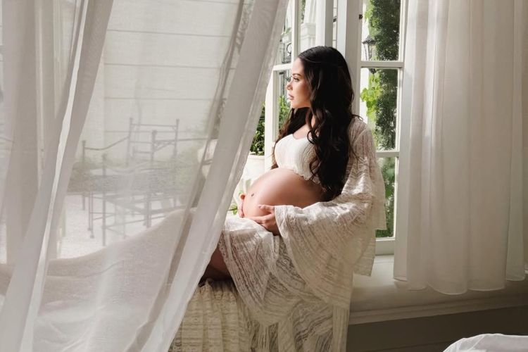 5 Gaya Foto Maternity Alyssa Daguise, Anggun di Ujung Kehamilan