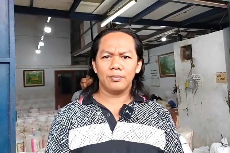 Agen Toko Idolaku bernama Haryanto (43) saat ditemui Kompas.com di Pasar Induk Beras Cipinang, Pisangan Timur, Pulo Gadung, Jakarta Timur, Kamis (29/2/2024).