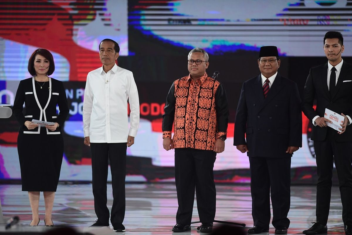 Capres nomor urut 01 Joko Widodo ( kedua kiri) dan capres nomor urut 02 Prabowo Subianto (kedua kanan) bersama Ketua KPU Arief Budiman (tengah) sebelum mengikuti debat capres putaran keempat di Hotel Shangri La, Jakarta, Sabtu (30/3/2019). Debat itu mengangkat tema Ideologi, Pemerintahan, Pertahanan dan Keamanan, serta Hubungan Internasional. ANTARA FOTO/Hafidz Mubarak A/foc.