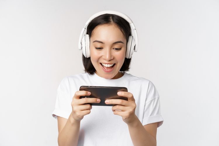 Ilustrasi orang sedang bermain game dengan lancar karena koneksi internet stabil dan cepat, serta perangkat yang digunakan mumpuni.