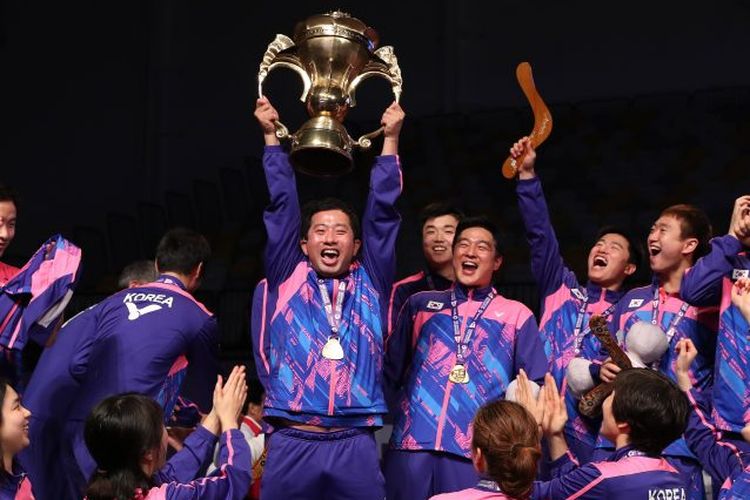 Para pemain Korea Selatan mengangkat trofi Sudirman Cup setelah menjadi juara turnamen tersebut pada 2017.