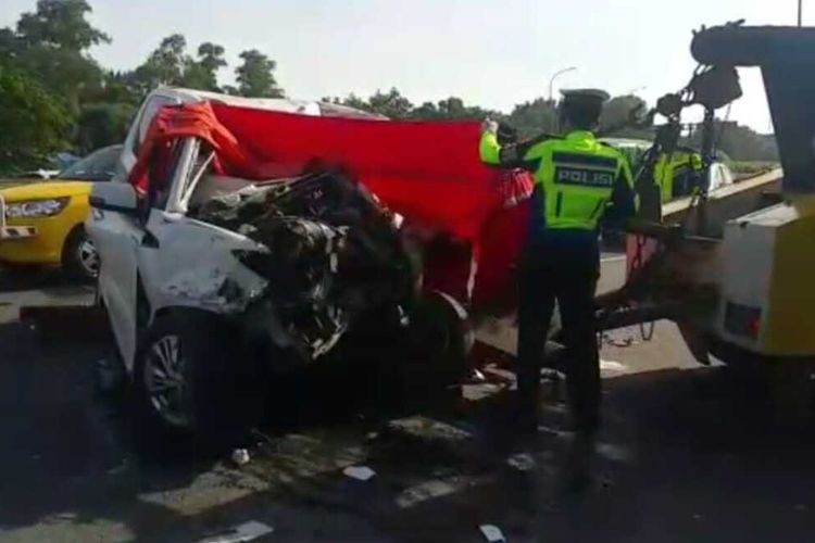 Petugas tengah mengevakuasi kendaraan yang terlibat kecelakaan di Jalan tol Jakarta - Cikampek kilometer 54, Desa Gintungkerta Kecamatan Klari, Kabupaten Karawang, Minggu (12/12/2021).