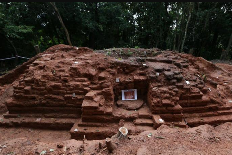 Penemuan kuil Budha berumur 1.200 tahun di Bukit Choras, Malaysia. Kuil ini ditemukan oleh Departemen Warisan Nasional dan Pusat Penelitian Arkeologi Global (GARC) Universitas Sains Malaysia. 