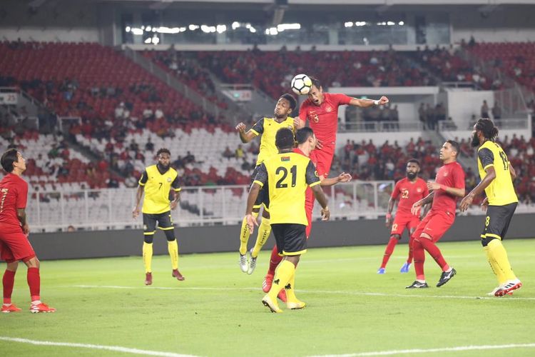 Bek Timnas Indonesia, Hansamu Yama, berusaha menyundul bola dalam pertandingan persahabatan melawan Vanuatu di Stadion Gelora Bung Karno, Jakarta, Sabtu (15/6/2019). 