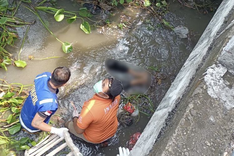 Proses evakuasi jenazah sopir taksi online di sebuah sungai di Sidoarjo, Jawa Timur, Jumat (15/12/2023).