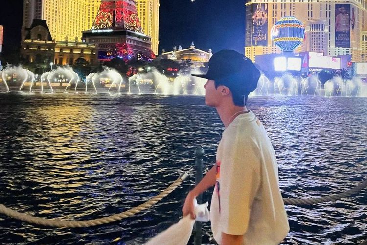 Tangkapan layar J-Hope, anggota grup KPop BTS, yang mengunjungi Bellagio Fountains di Las Vegas, Nevada, Amerika Serikat, pada Jumat (8/4/2022).