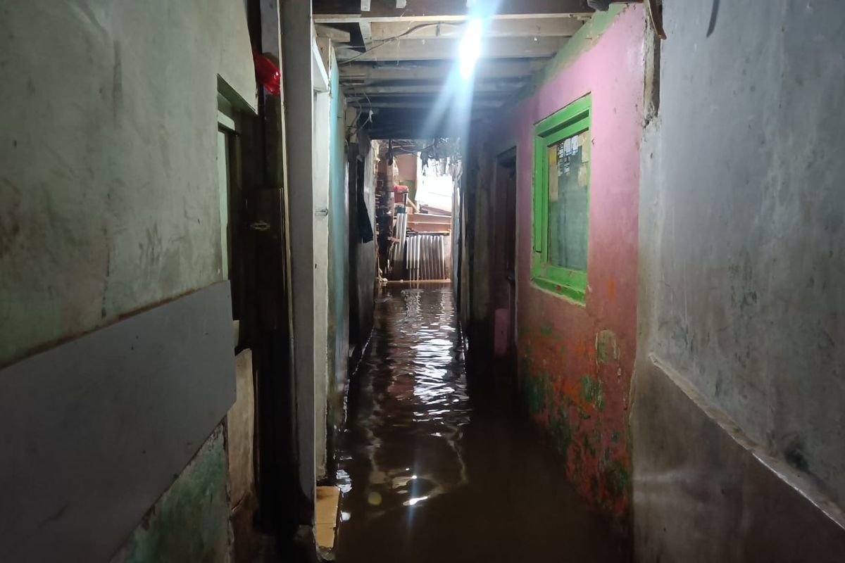 Banjir setinggi 25 cm masih menggenang di kawasan Kebon Pala, Jatinegara, Jakarta Timur, Selasa (25/4/2023) pagi.