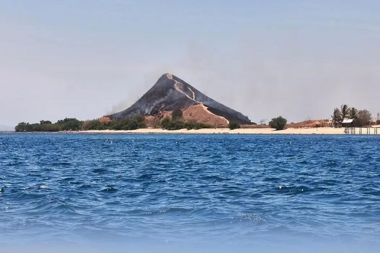 Kebakaran Lahan Hanguskan Destinasi Wisata Pulau Kenawa di Sumbawa Barat