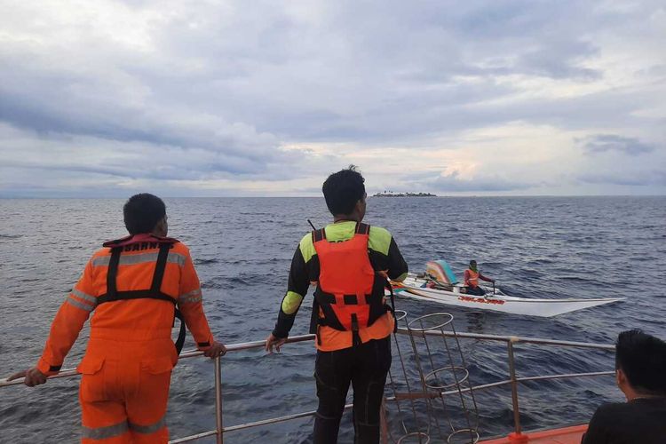 Terjatuh dari perahunya, seorang nelayan, Daeng Nassa ditemukan meninggal dunia setelah dilakukan pencarian oleh tim SAR Gabungan di Perairan Lumu-lumu, Kelurahan Barang Caddi, Makassar, Minggu (13/2/2022).