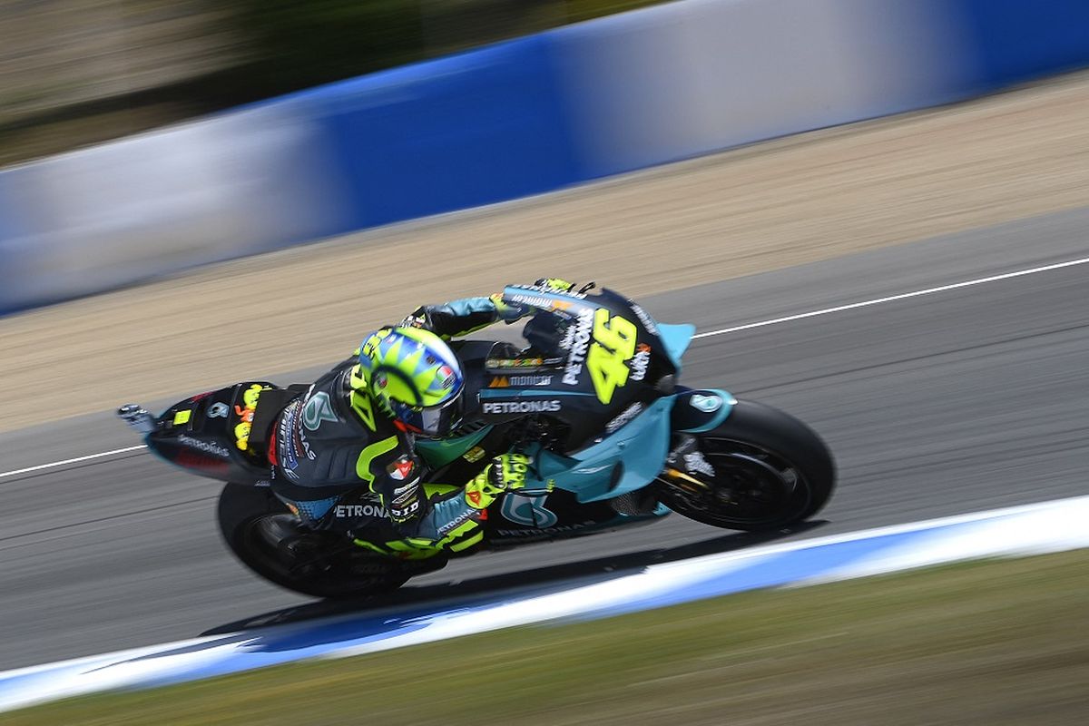 Pebalap Petronas Yamaha SRT, Valentino Rossi, pada seri MotoGP Spanyol 2021 yang berlangsung di Sirkuit Jerez, 30 April-2 Mei 2021.