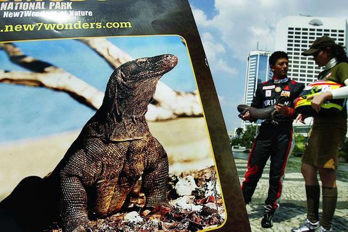 Pegiat komodo, Zeby Febrina (kanan) dan Rio Haryanto, juara Grand Pix (GP3) Turki, mengampanyekan komodo sebagai salah satu keajaiban alam dunia di Bundaran Hotel Indonesia (HI) di Jakarta, Minggu (13/6).